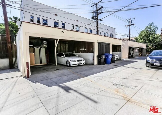 Building Photo - 635 N Plymouth Blvd