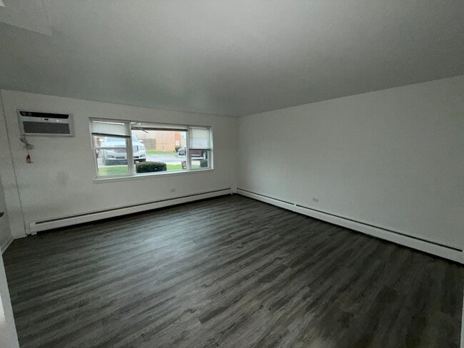 Building Photo - 9595 Maple Dr