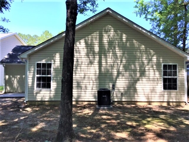 Building Photo - 113 Trickle Dr
