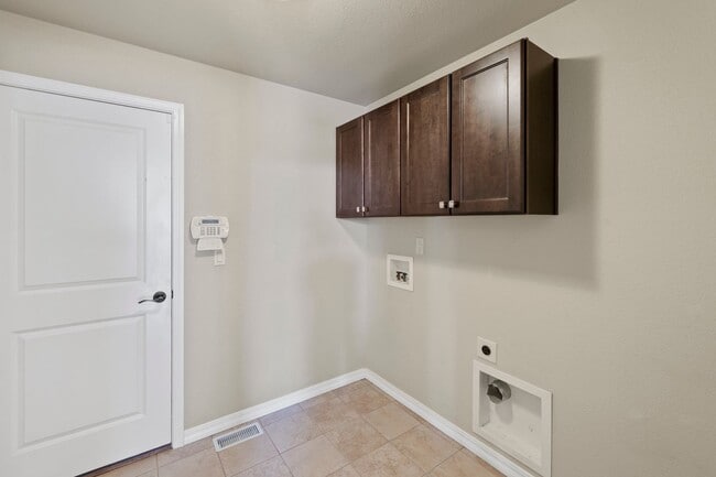 Building Photo - Immaculate & Stunning 4BD Ranch Style in C...