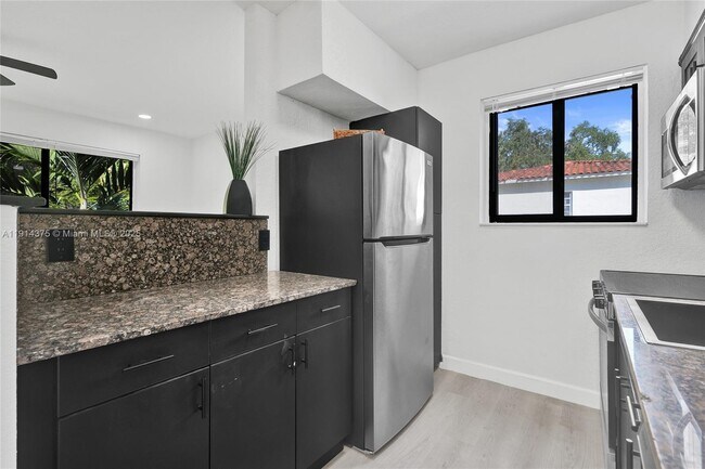 Building Photo - 11643 NE 11th Pl