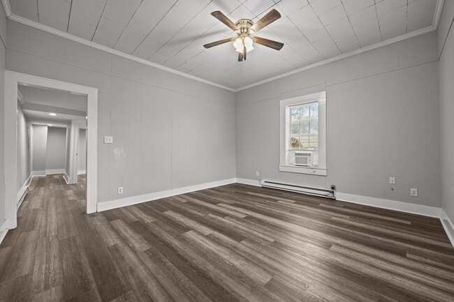 Building Photo - Newly Renovated 2 bed 1 bath!