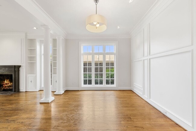 Building Photo - Elegant Living Minutes from the Medical Ce...