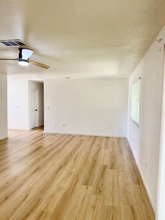 Building Photo - 814 S Cindy St