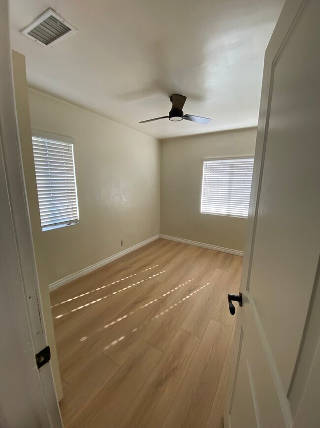 Building Photo - 10262 S Van Ness Ave