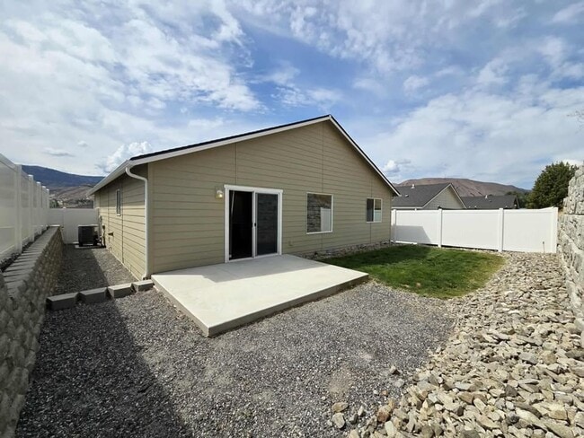 Building Photo - Amazing Brand New Home with 3 Bedrooms & 2...