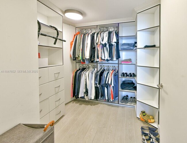 Building Photo - 200 Biscayne Blvd Way