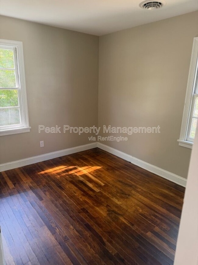 Building Photo - 4815 Oakleys Ln