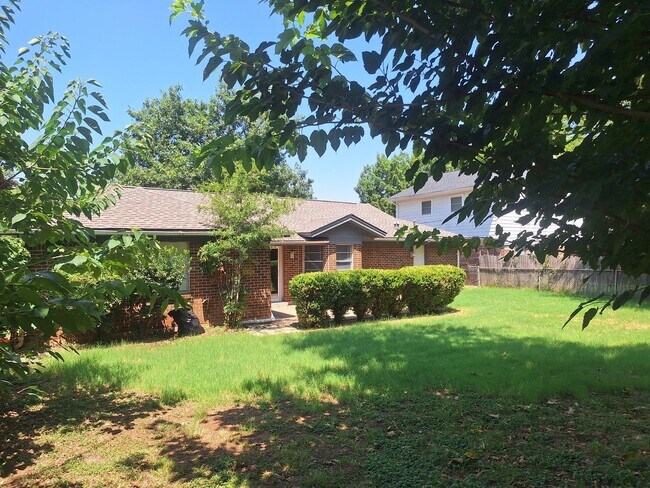 Building Photo - 513 Simmons Dr