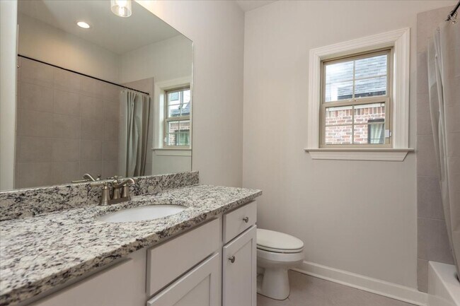 Building Photo - Like New 6 BR/ 4.5 BA in Lakeland
