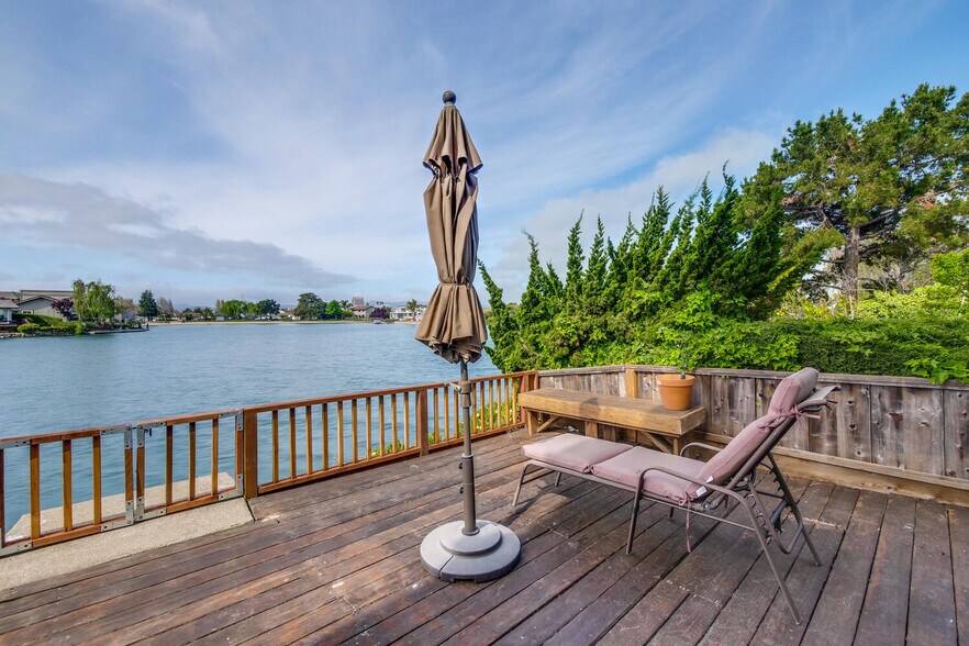 Building Photo - 255 Shearwater Is