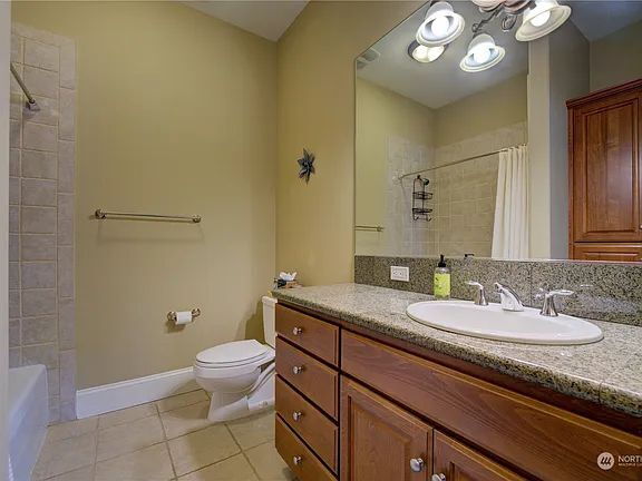 Building Photo - "Spacious 2-Bed, 3-Bath Sanctuary in Tacoma's Heart – 3,243 Sq Ft of Luxury Living!"