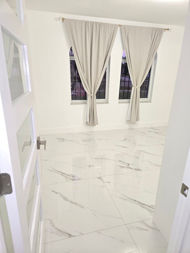 Building Photo - 1822 SW 102nd Pl