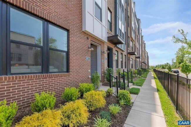 Building Photo - 828 Wesley Ln