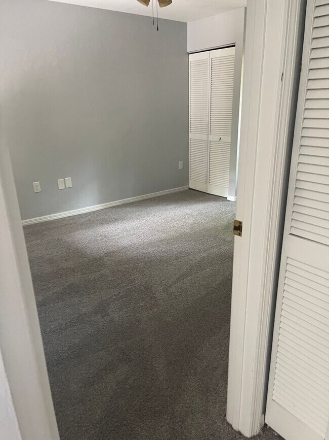 Building Photo - Spacious 2/2 with 2 Car Garage and W/D Hoo...