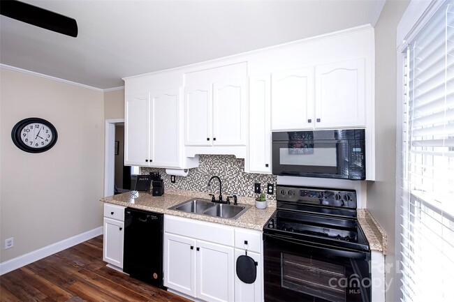 Building Photo - 1525 Perfection Ave