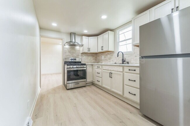 Building Photo - 421 Walnut Ave