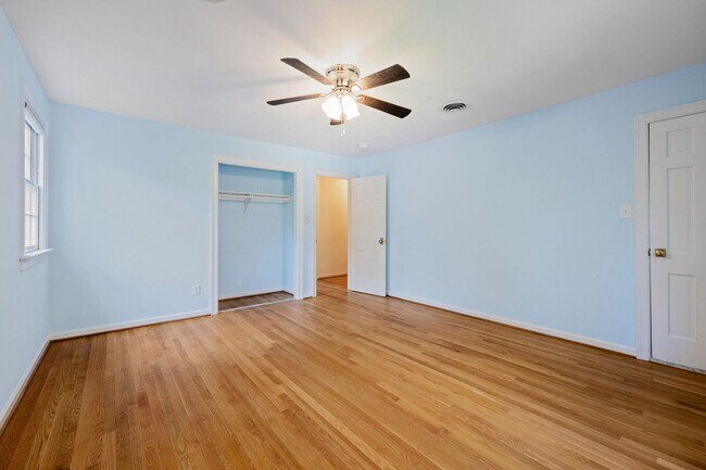 Building Photo - 2401 Scarsborough Dr