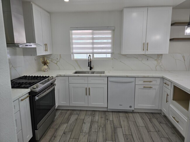 Building Photo - 15203 Avenida Ramada