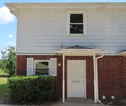 Building Photo - Quaint 2 Bedroom 1.5 Bath in a Country Set...