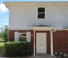 Building Photo - Quaint 2 Bedroom 1.5 Bath in a Country Set...