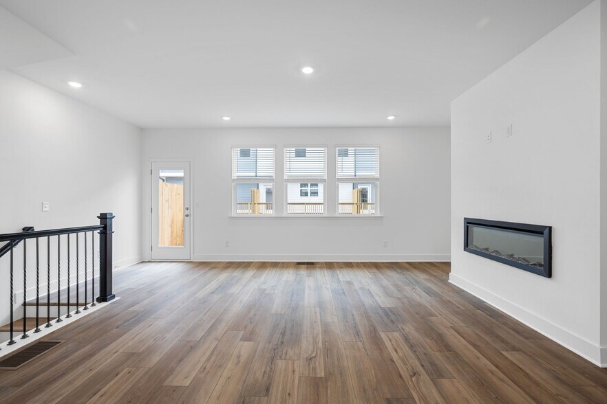 Building Photo - 3227 Aberdeen Row