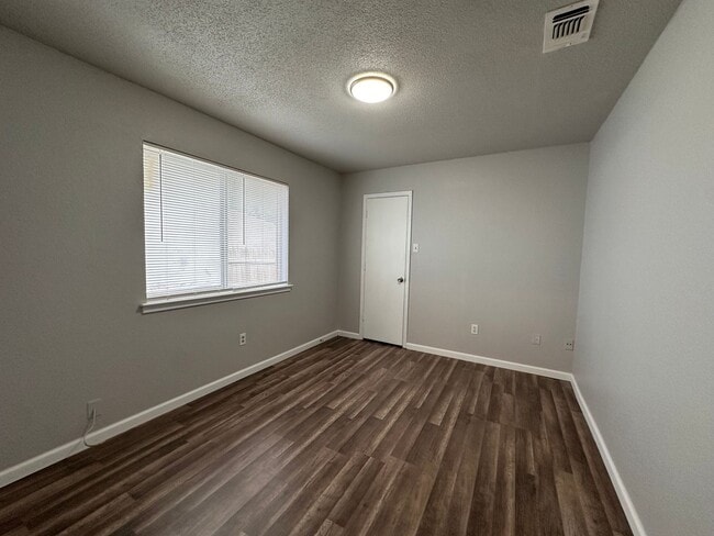 Building Photo - Spacious 3 bedroom, 2 full Bath Duplex Loc...