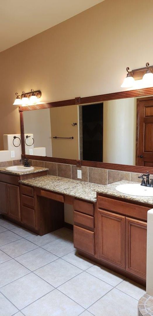 Building Photo - Beautiful Home in Sonoma Ranch with Amazin...