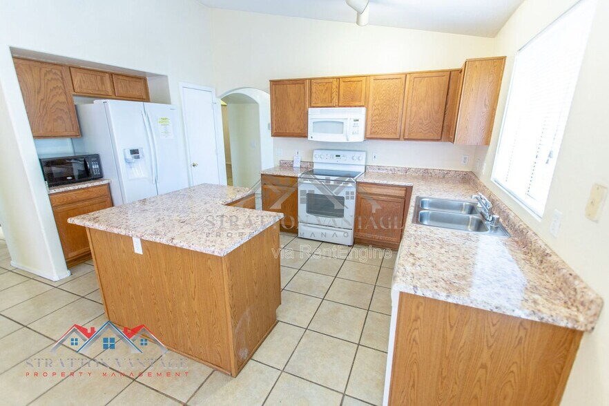 Building Photo - 11801 W Paradise Dr