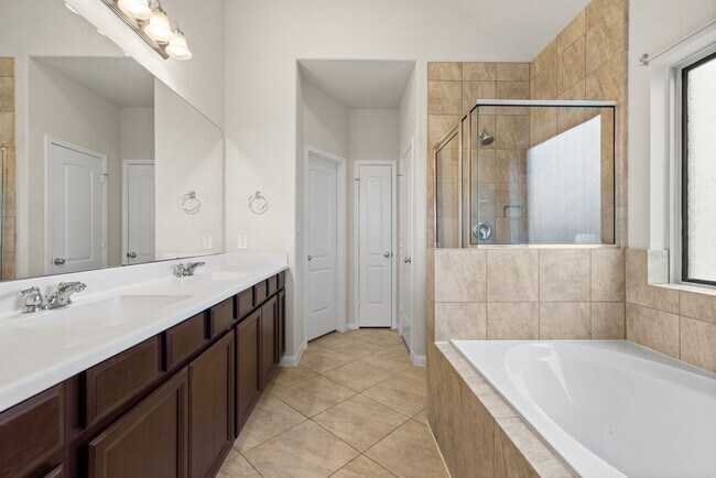 Building Photo - Spacious Home on Oversized Lot in Fort Ben...