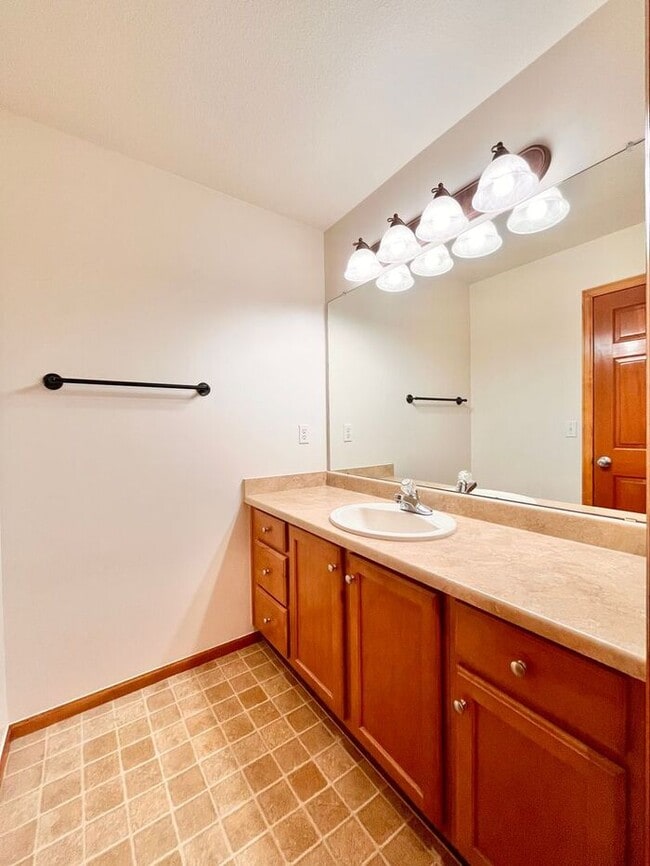 Building Photo - Beautiful 4 bed/ 3 bath Home with Office!