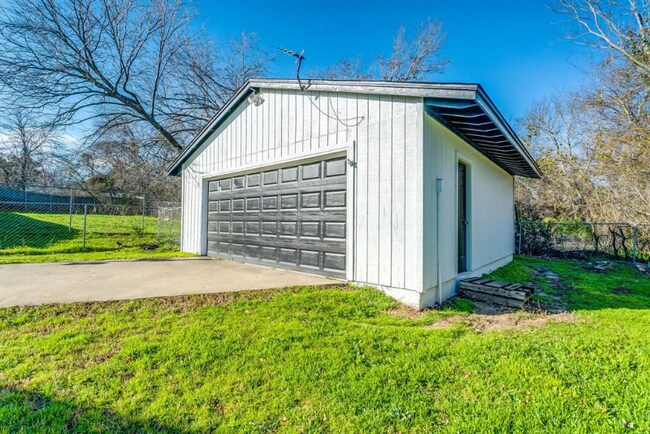 Building Photo - 309 N Dubellette St