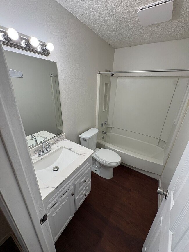Building Photo - 806 Sirocco Dr