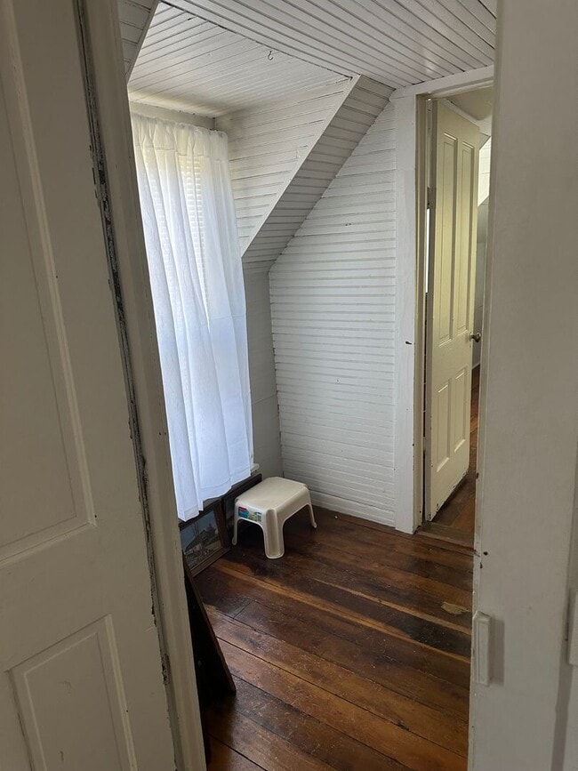 Building Photo - 4 Bedroom, 2 Bath farm house out in the Co...