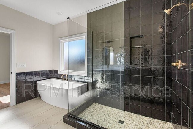 Building Photo - 2134 25th Ave N