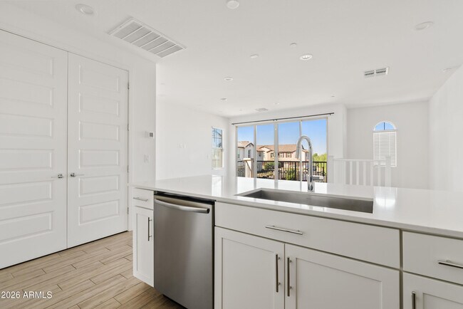 Building Photo - 4658 S Vapor