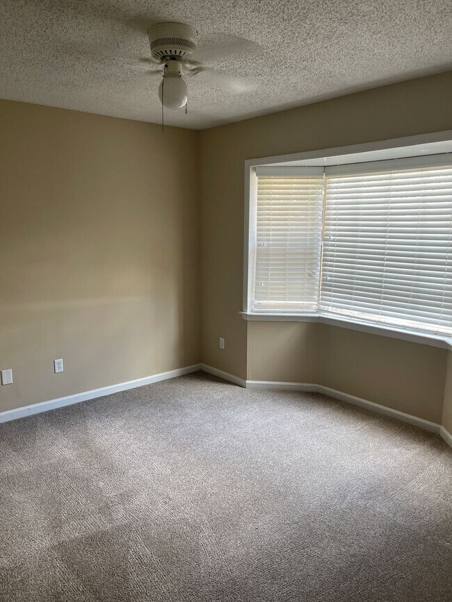 Building Photo - Northpointe 1074-1076