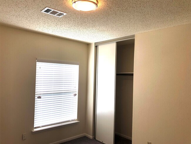 Building Photo - 4819 Sunshine Dr