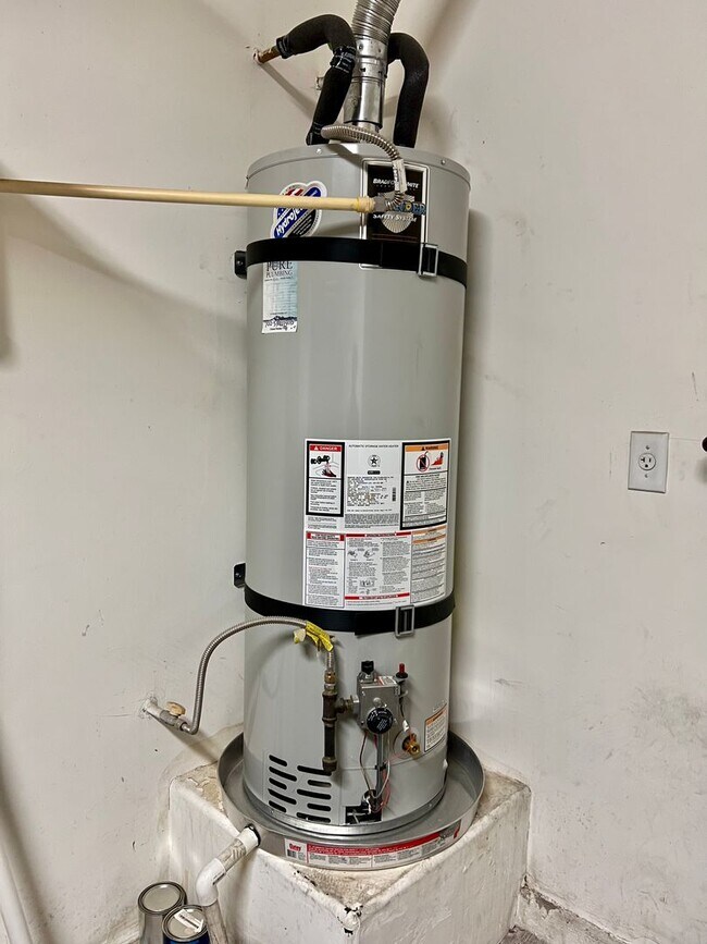 Building Photo - BEAUTIFUL 2BD/2BA SOUTHEAST