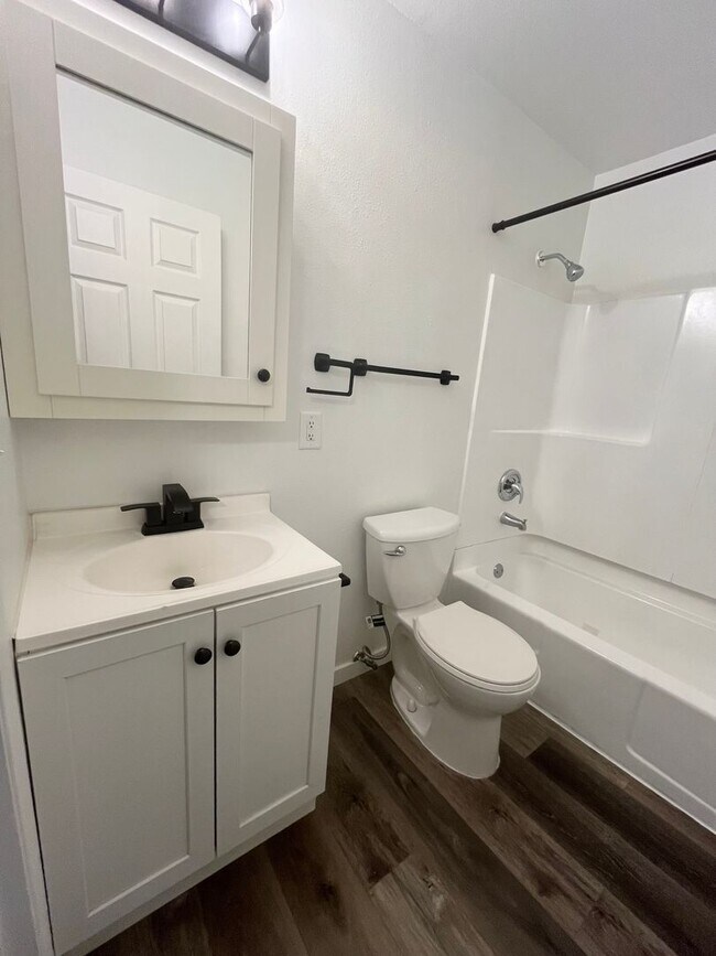 Building Photo - 4 Bed/1.5 Bath Rental Home in Central Sioux Falls!