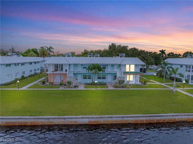 Building Photo - 3225 E Riverside Dr