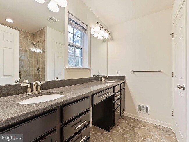 Building Photo - 523 Chestnut Ct