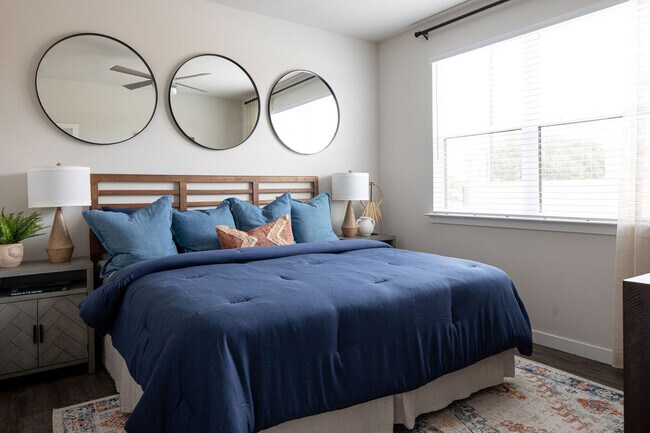 Building Photo - Special Offer: Reduced Rates & Free Rent!