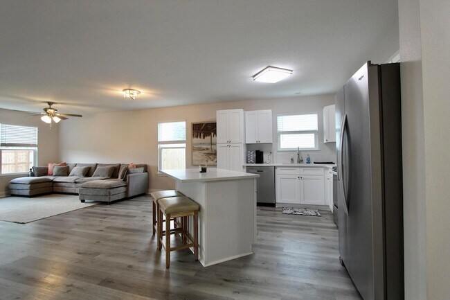 Building Photo - 5366 Highview Dr