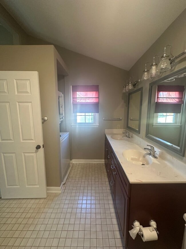 Building Photo - Gorgeous and very roomy 2-story home featu...