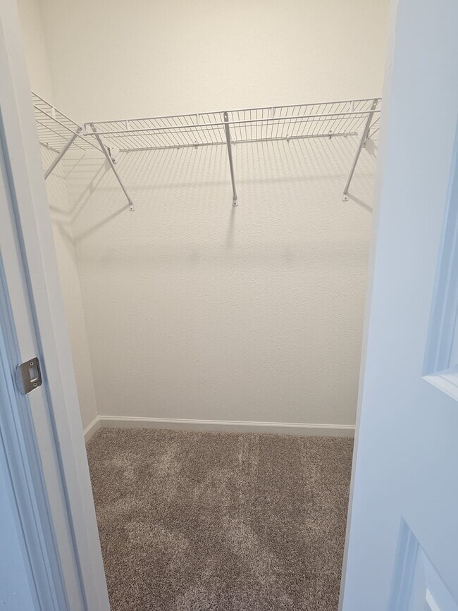 Building Photo - 717 Holly Lakes Dr