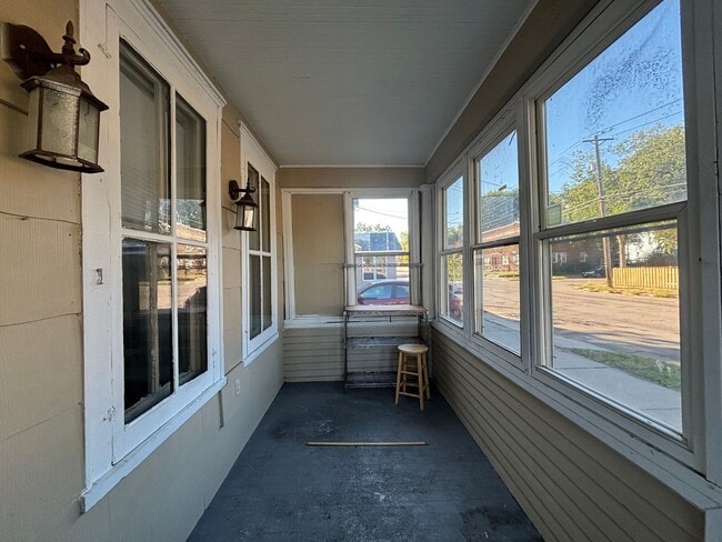 Building Photo - Great 2 bedroom plus den in a two-level ho...