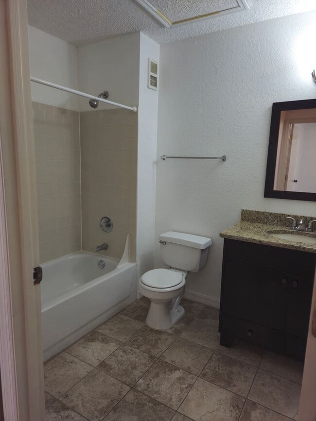 Building Photo - Updated 3BR/3BA condo in Windsor Condomini...