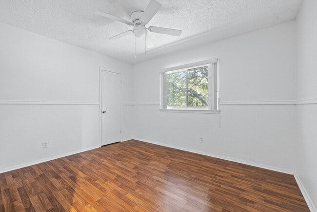 Building Photo - Happiness on Harcourt!