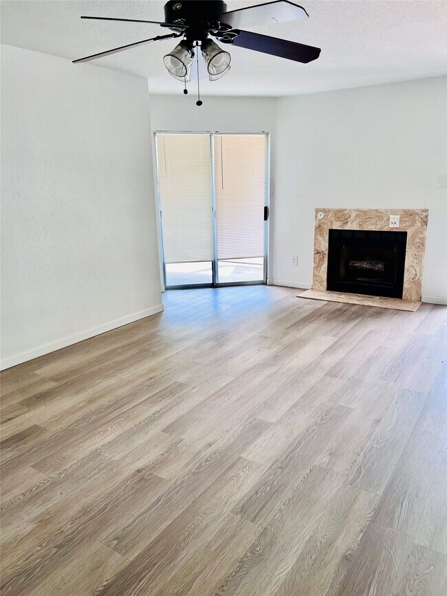 Building Photo - 9797 Leawood Blvd